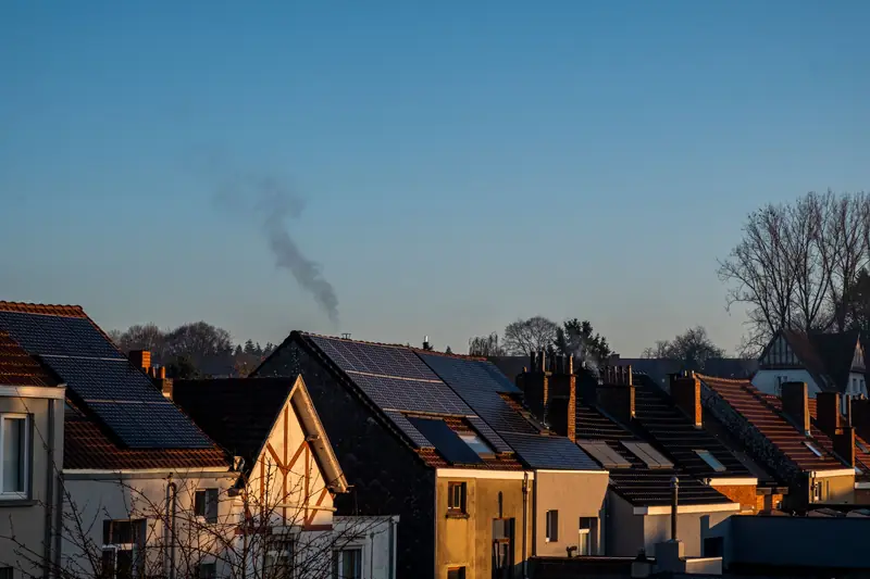 Rangée de maisons de ville dont les toits portent des panneaux solaires